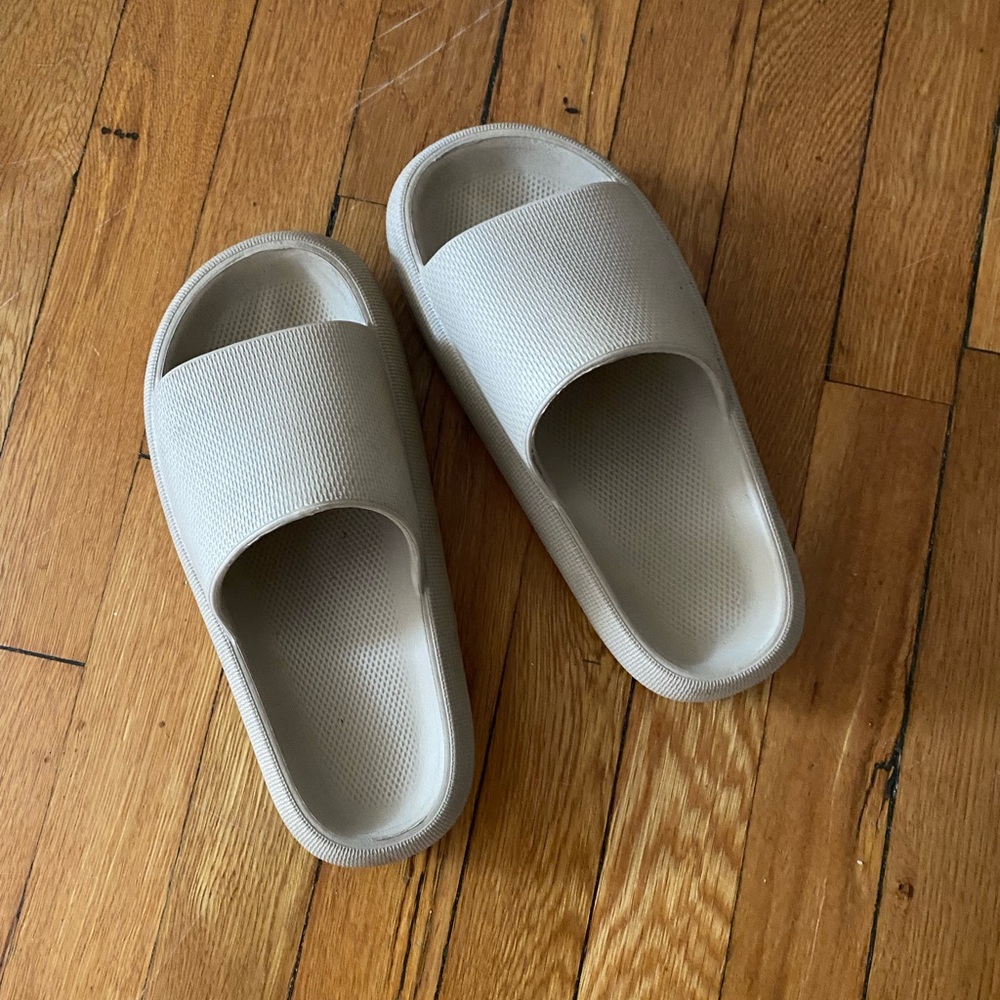 SOOTHEZ SANDALS